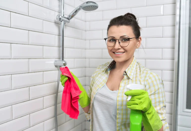 Nettoyage cabine de douche : 3 astuces pour éliminer les taches des parois